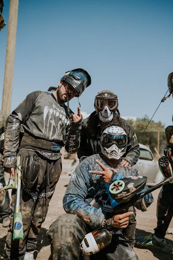 Un groupe de joueurs de paintball équipés de protections pour faire des activités à Amiens