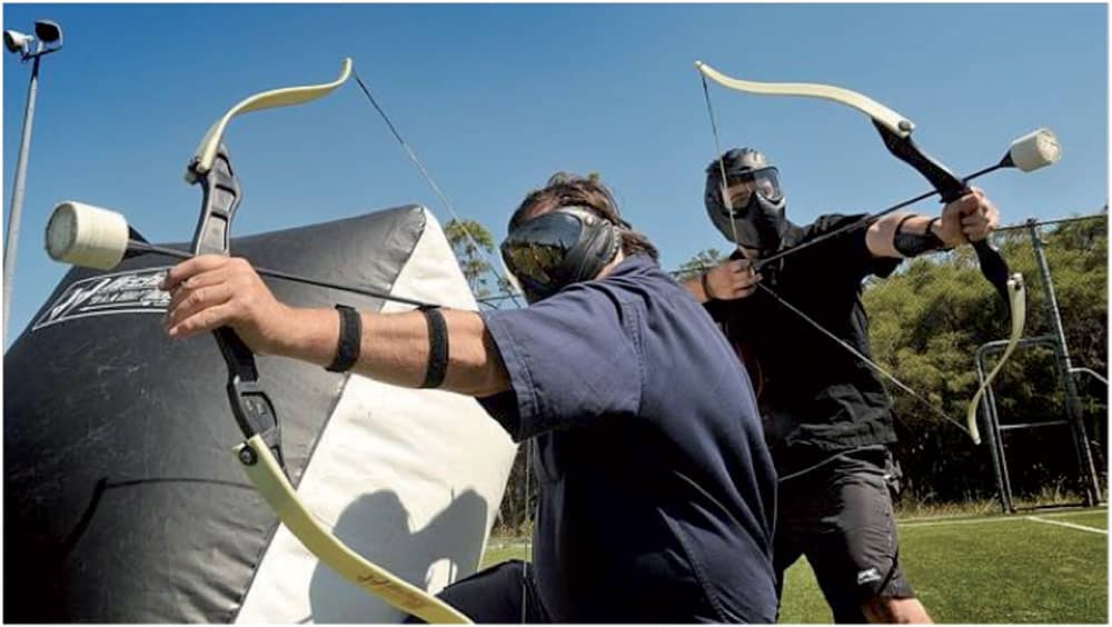 Joueurs jouant à l'archery tag à Amiens Paintball