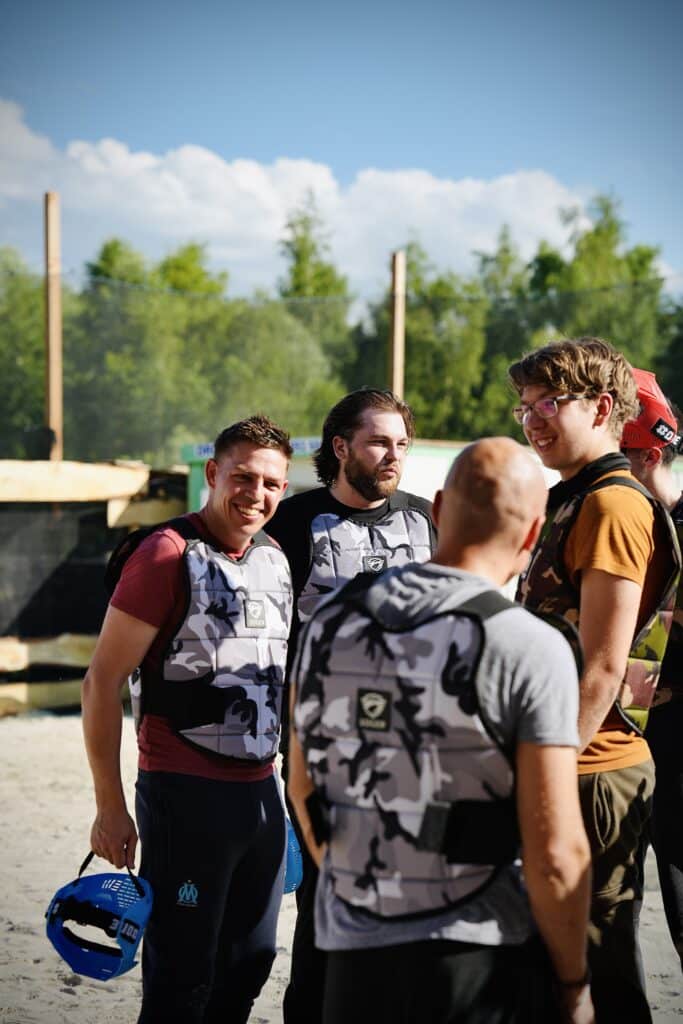 Un groupe de joueurs de paintball équipés de protections pour faire des activités à Amiens