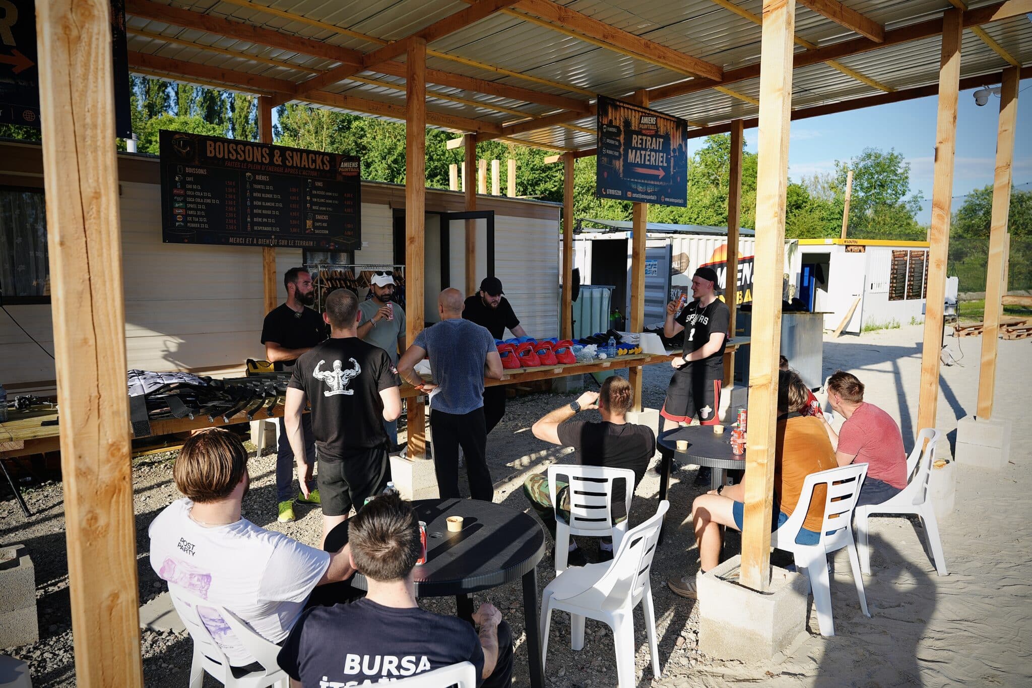Groupe posé au bar d'Amiens Paintball