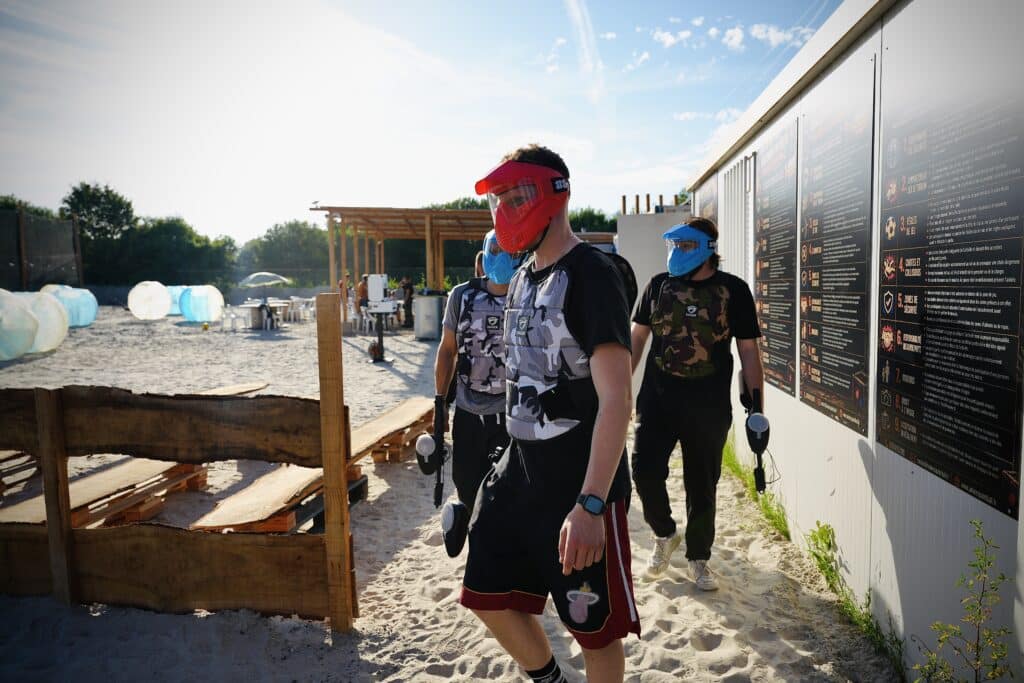 Une équipe de joueurs de paintball à Amiens rentrant sur un terrain de Amiens Paintball
